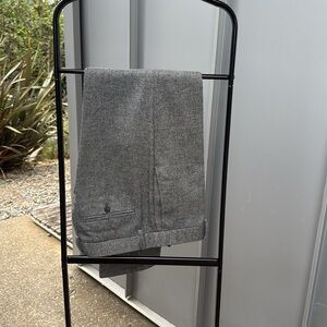 Banana Republic men’s Herringbone slacks in black and White